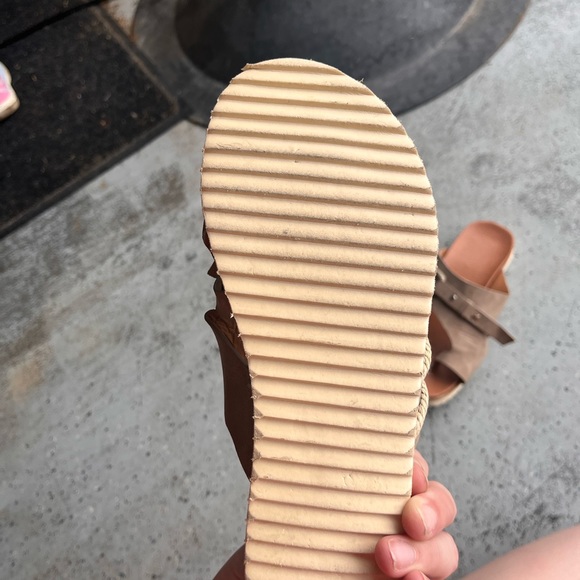 One toe, tan sandles - Picture 6 of 6